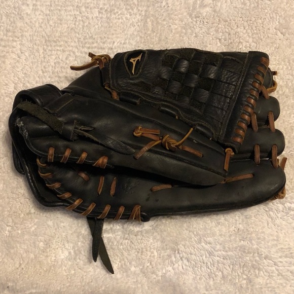 GUC - Adult Mizuno Glove - Picture 1 of 6